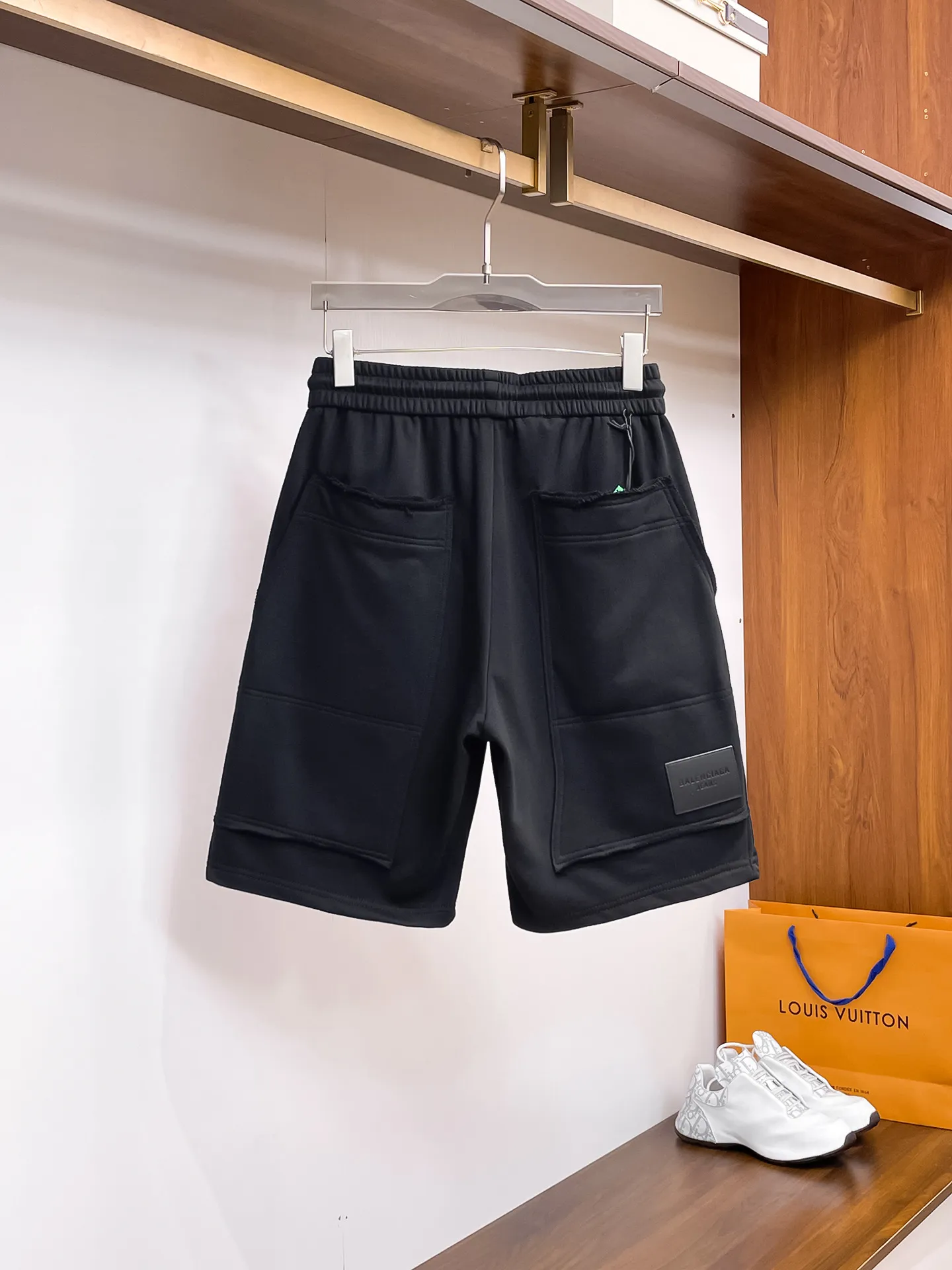 Balenciaga's three-standard complete 2026 summer New Arrival men's casual shorts, advanced custom-made Breathable fabric, Breathable fabric, extremely stretchy and comfortable, impeccable details, top-grade accessories, original logo design concept, delicate and soft feel! The upper body fit is awesome! Size: M-XXXL Please state your height and weight when ordering